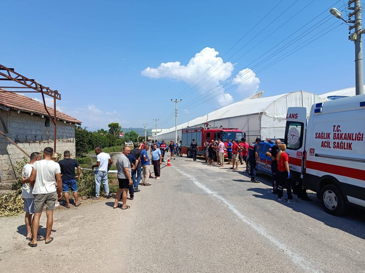 antalya-sulama-kanalina-dusen-traktor-2.jpg