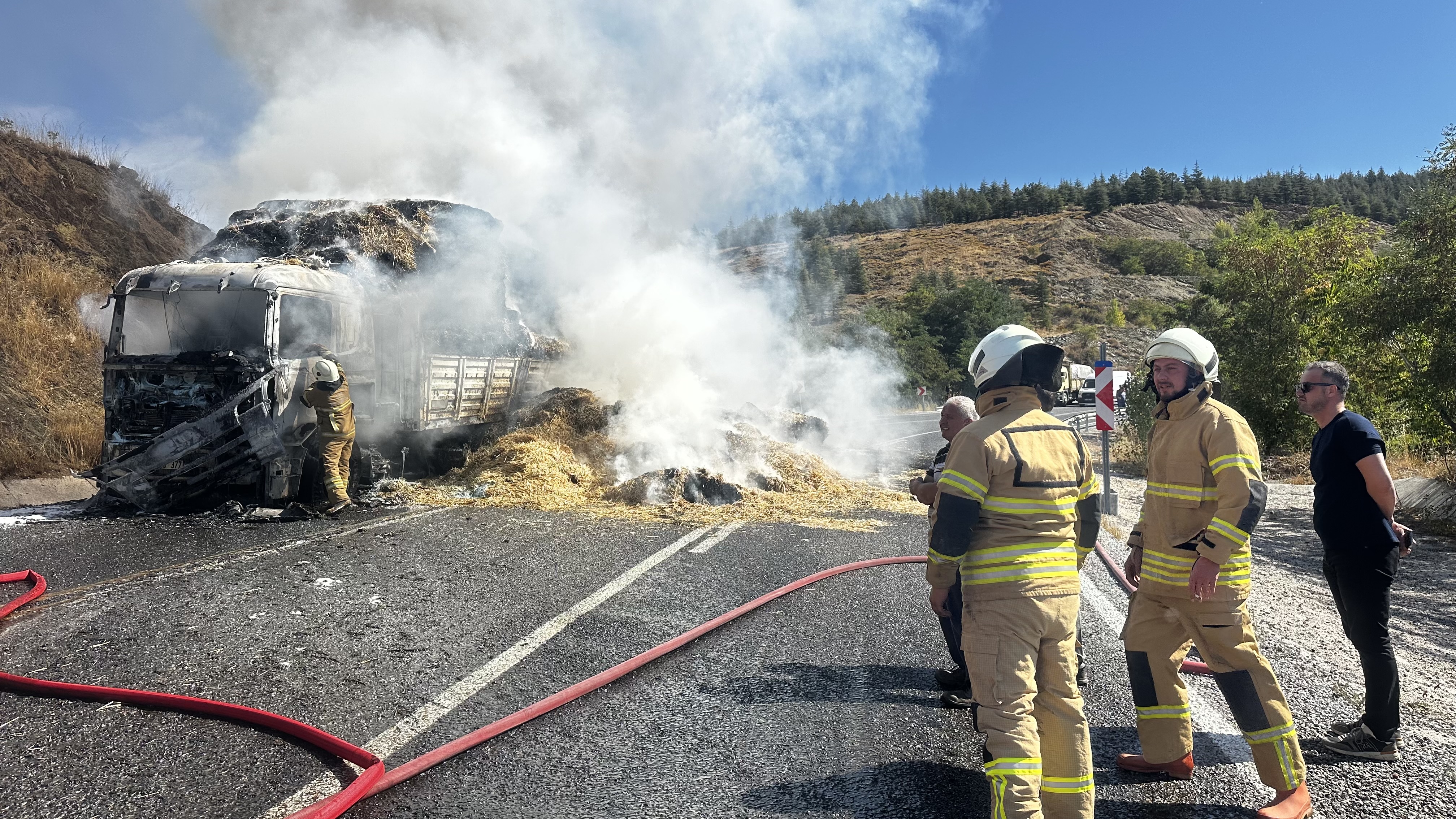 aa-20260914-42462970-42462965-ispartada-saman-yuklu-tir-seyir-halindeyken-alev-aldi.jpg