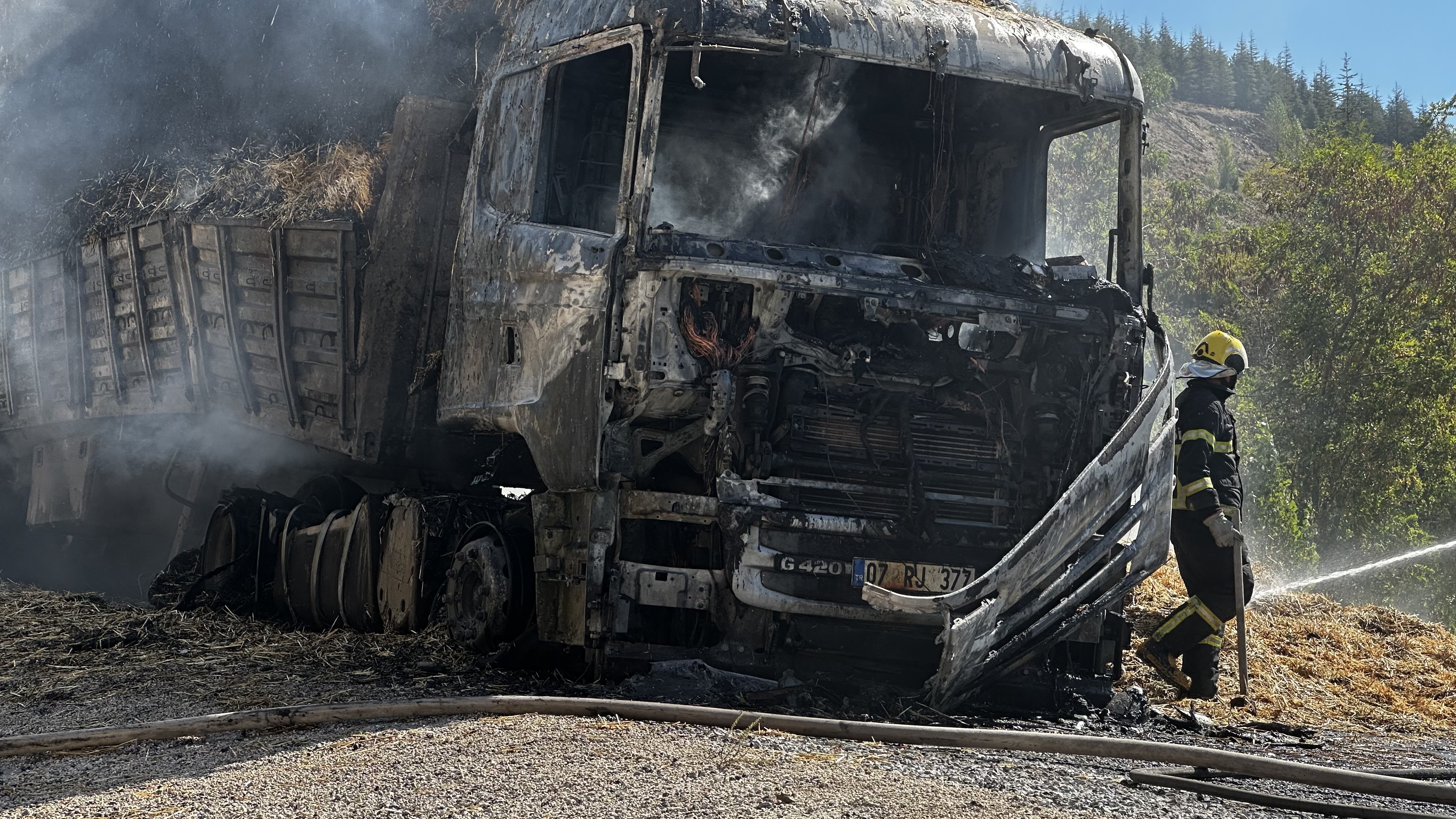 aa-20260914-42462970-42462966-ispartada-saman-yuklu-tir-seyir-halindeyken-alev-aldi.jpg