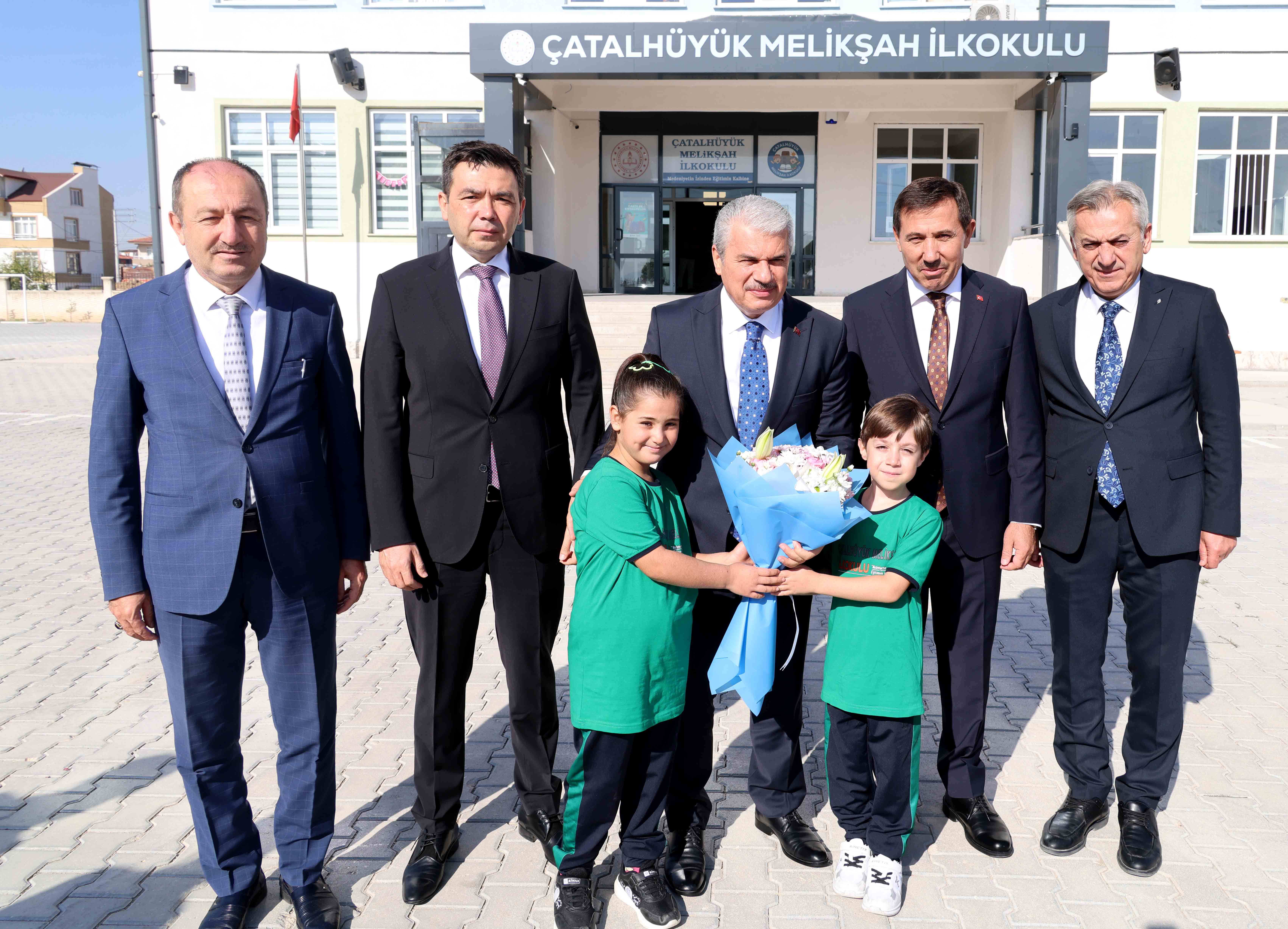 vali-akin-kaymakam-ayhan-baskan-kilca-ve-il-milli-egitim-muduru-yigit-ogrencilerle-bir-araya-geldi-1.jpg