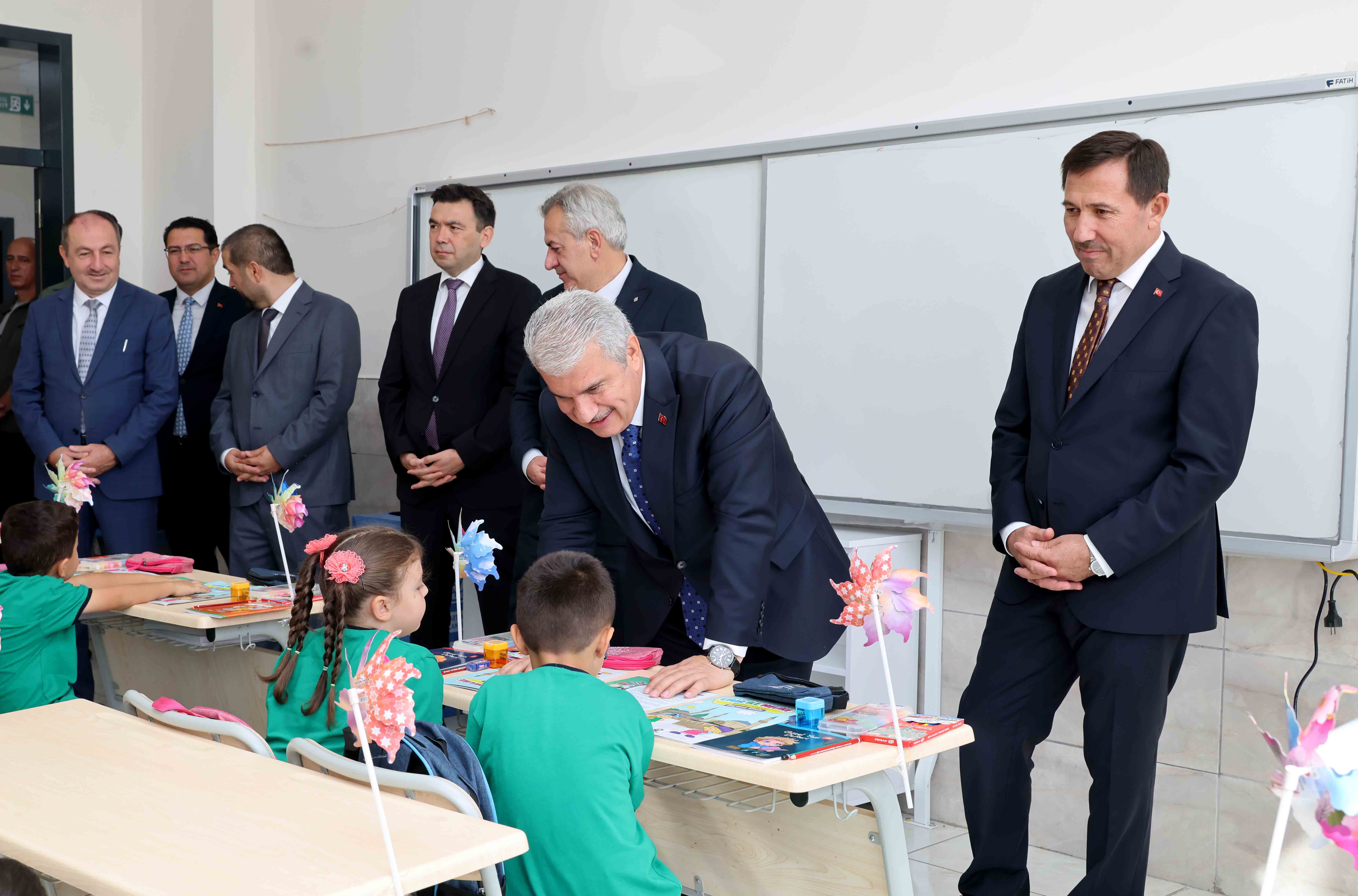 vali-akin-kaymakam-ayhan-baskan-kilca-ve-il-milli-egitim-muduru-yigit-ogrencilerle-bir-araya-geldi-4.jpg