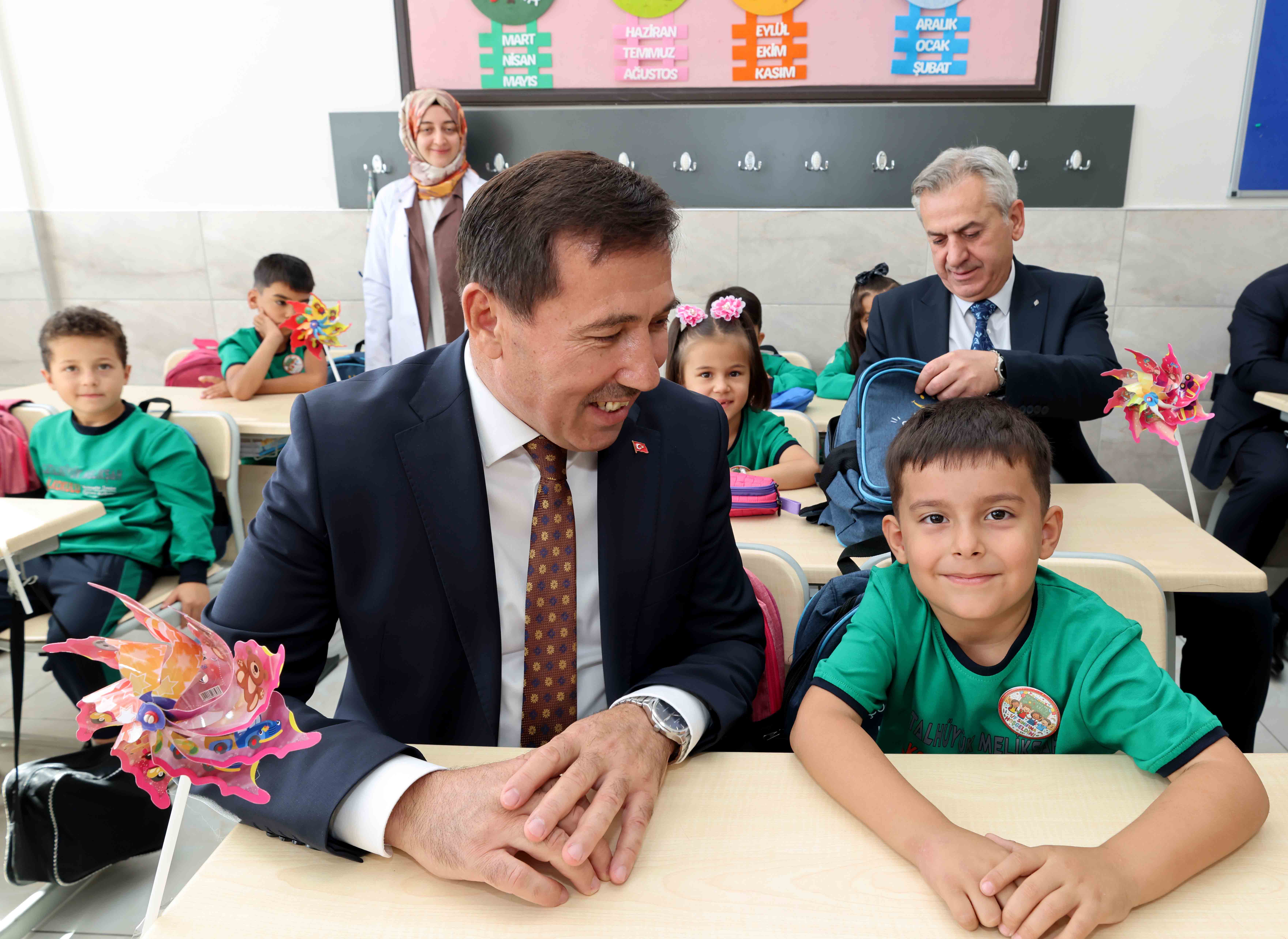 vali-akin-kaymakam-ayhan-baskan-kilca-ve-il-milli-egitim-muduru-yigit-ogrencilerle-bir-araya-geldi-6.jpg