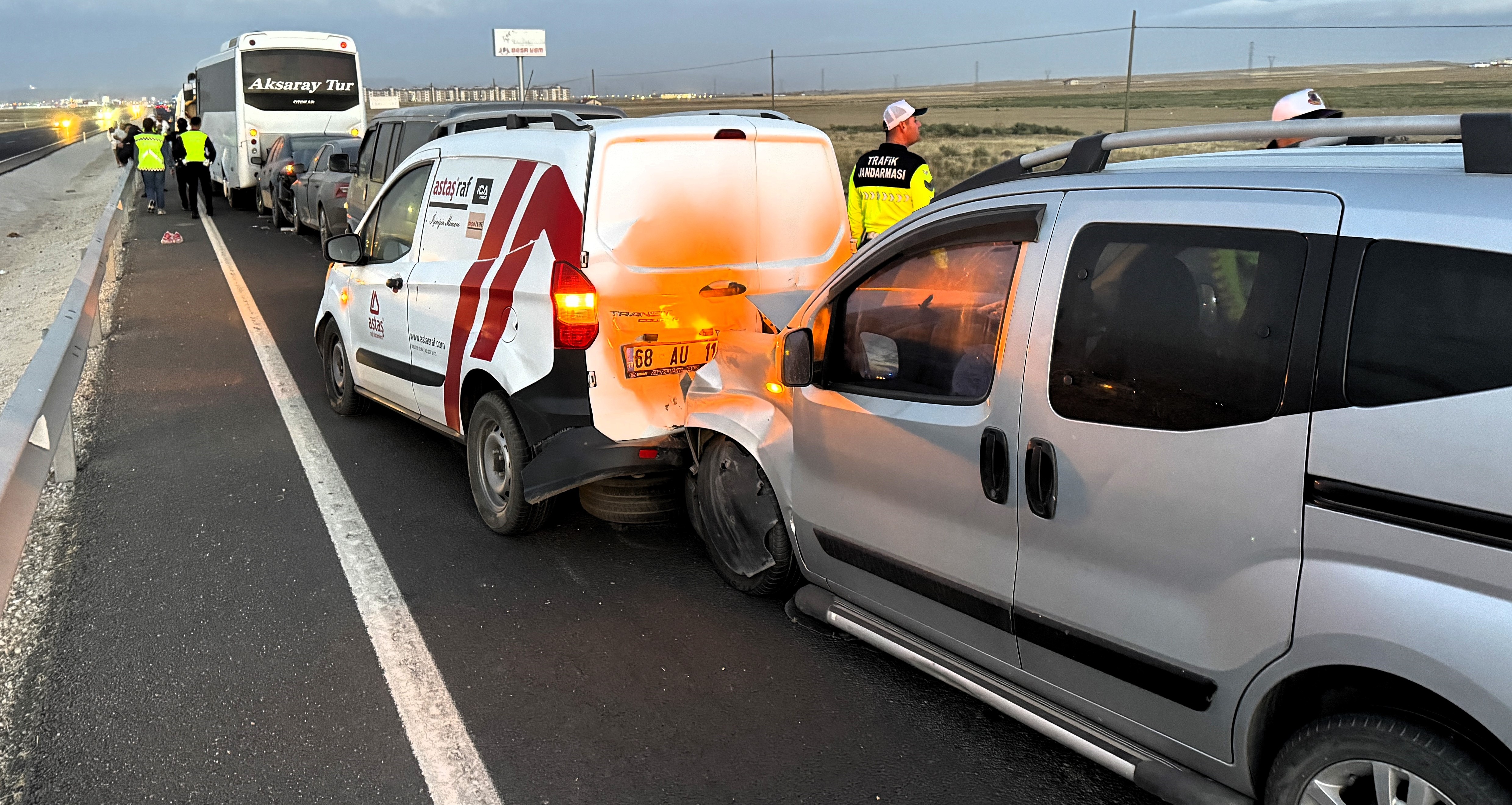 aa-20260916-42488597-42488596-aksarayda-zincirleme-trafik-kazasinda-16-kisi-yaralandi-1.jpg
