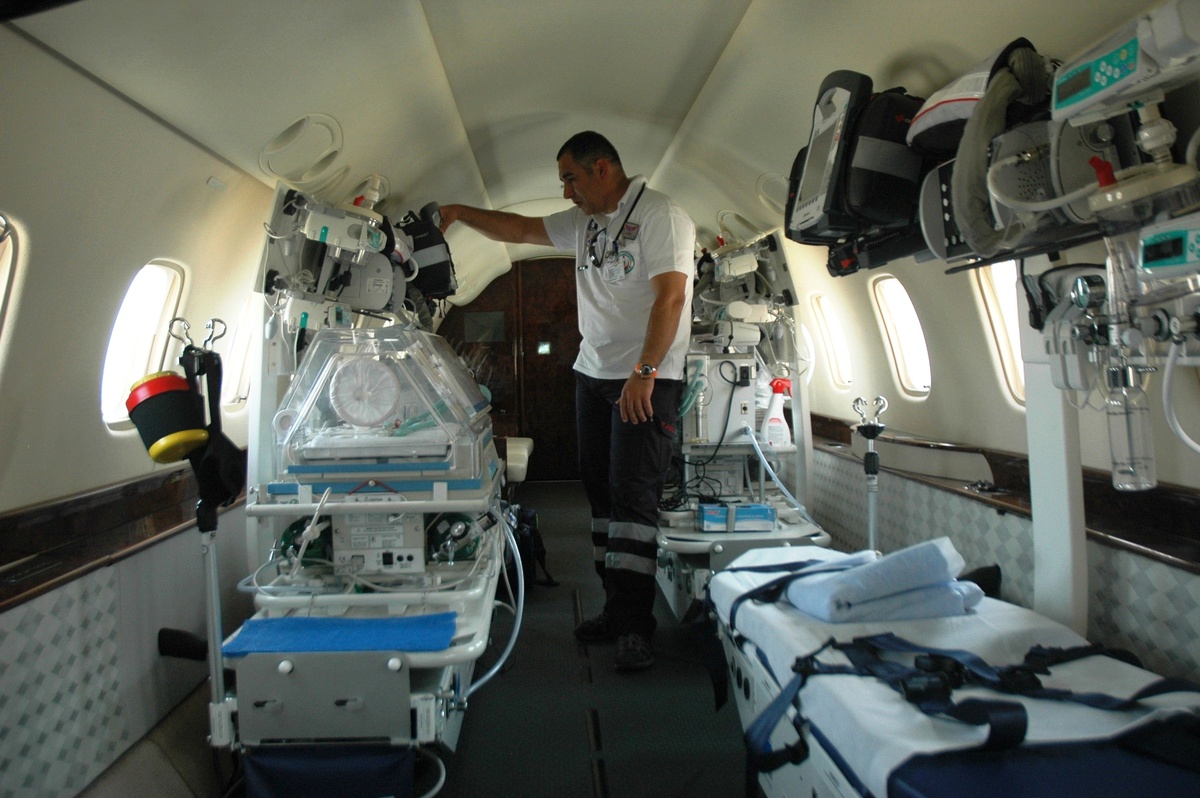saglik-bakanligi-na-4-sedyeli-ambulans-ucak-3981071-6962-amp.jpg