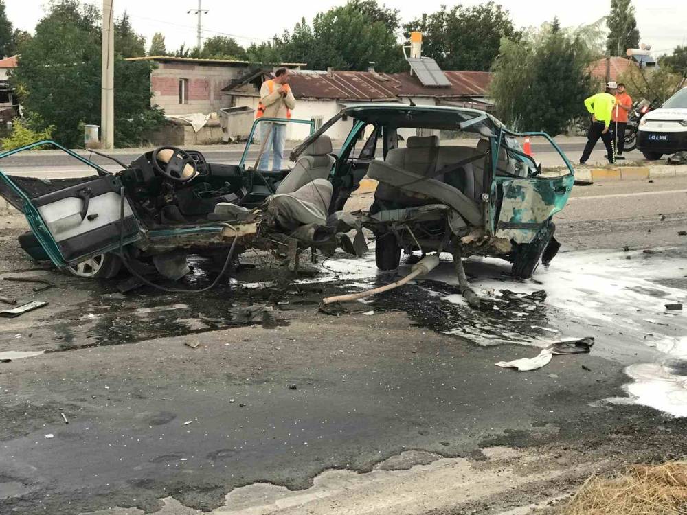 Konya'da kaza yapan otomobil ikiye bölündü
