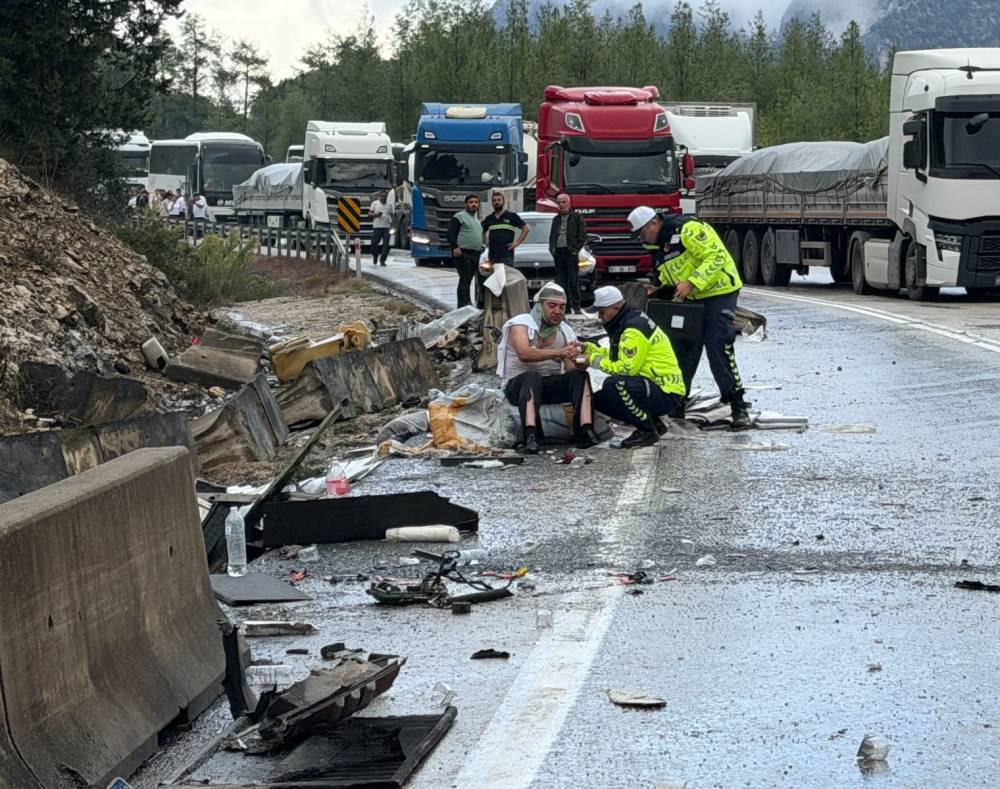 Yolcu otobüsü Antalya yolunda devrildi