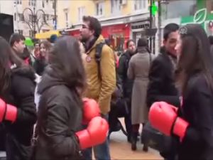 Topuklu Ayakkabılı Erkekler ve Boks Eldivenli Kadınlar