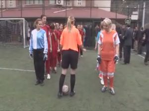 Annem Futbol Oynuyor