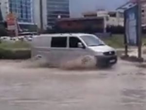 Konya'da yoğun yağış trafiği felç etti