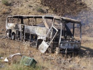 Yol kesen teröristler araçları ateşe verdi