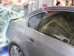 Kızdığı cep telefoncunun iş yerine otomobiliyle girdi