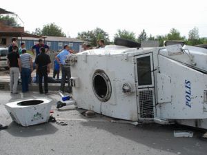 Seyir halindeki zırhlı aracın tekerleği fırladı: 1’i ağır, 3 polis yaralı