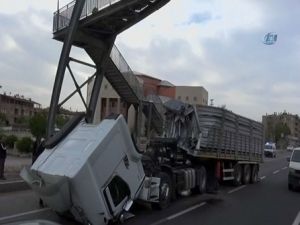 TIR’ın açılan dorsesi üst geçide çarptı: 1 yaralı