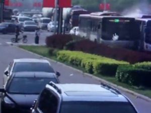 Otobüs şoförleri trafikte birbirine girdi