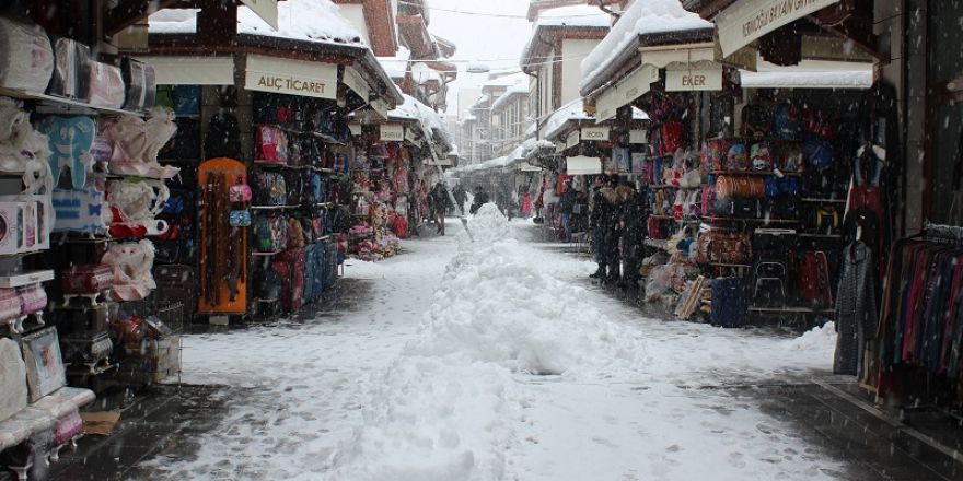 Esnaf karla mücadele ediyor