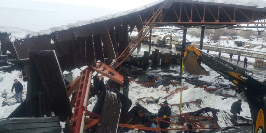 Konya'da pazar yerinin çatısı çöktü