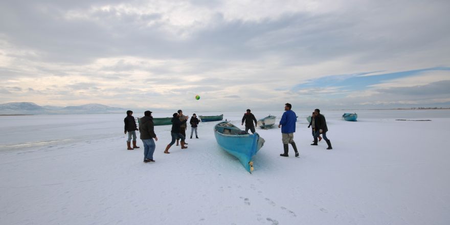 Konya'da balıkçılar donan gölde voleybol oynadı