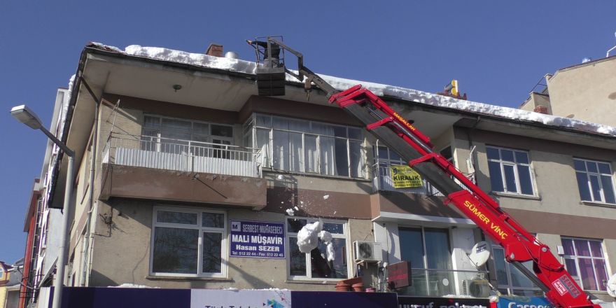 Konya'da üzerine kar kütlesi düşen kişi yaralandı