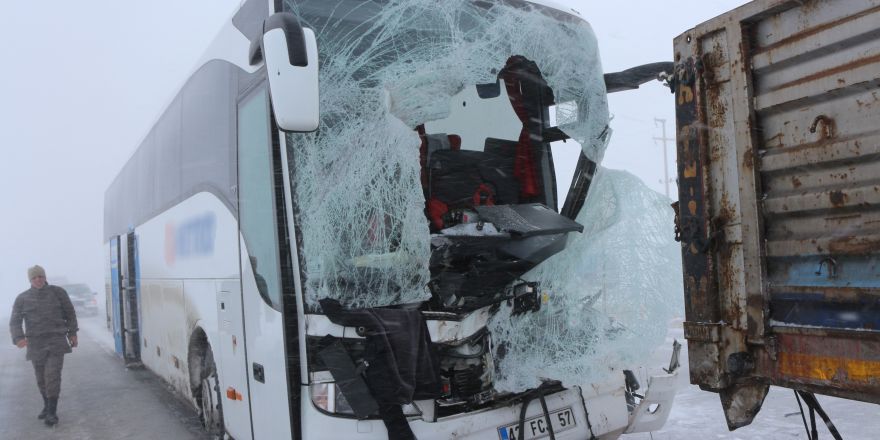 Yolcu otobüsü tıra çarptı: 1 ölü, 10 yaralı