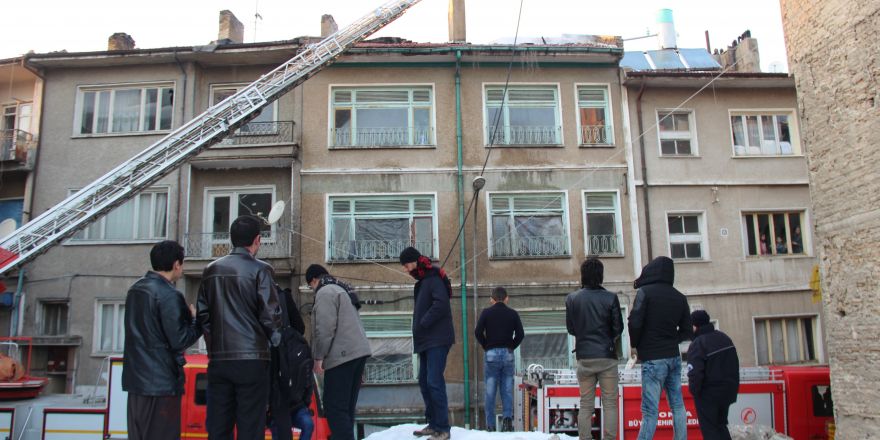 Suriyelilerin kaldığı apartmanın çatısında yangın