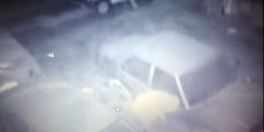 Otomobilin tekerlerini çalan hırsızlar kameraya yakalandı