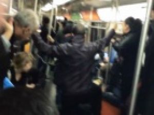 Metroda panik: Yolcuların çığlıkları kamerada