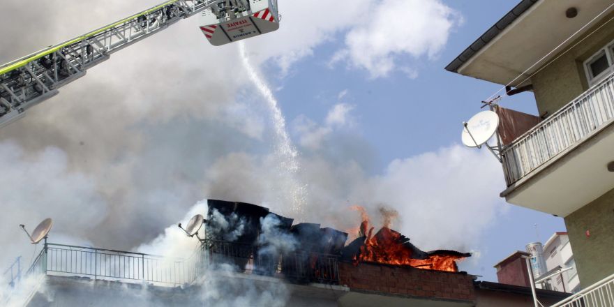 Konya’da apartmanın çatısı alev alev yandı