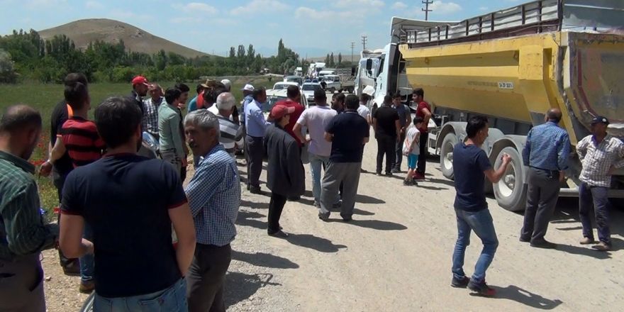 Kum kamyonlarına tepki gösteren vatandaşlar yol kapattı