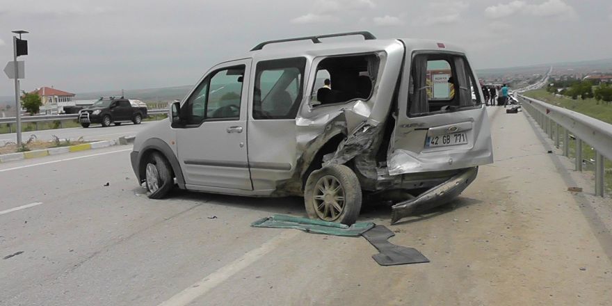 Hafif ticari araçla otomobil çarpıştı: 5 yaralı