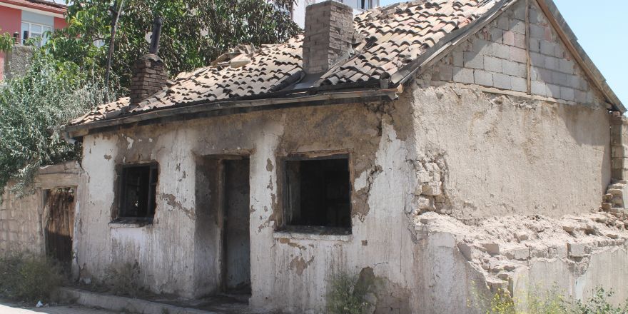 Fuhuş yapılan evi ateşe verdiler