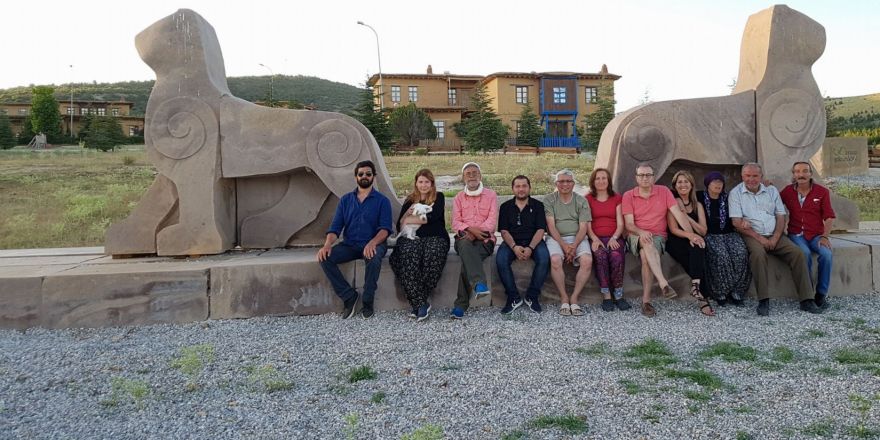 Şükran köyünün sakini sanatçıların türkü eşliğinde çapa imecesi