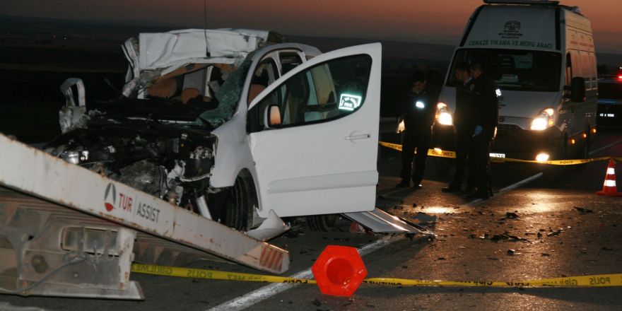 Hafif ticari araç kamyona çarptı: 3 ölü