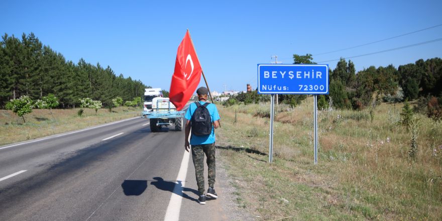 63 yaşındaki adam elinde Türk bayrağıyla Ankara’ya yürüyor