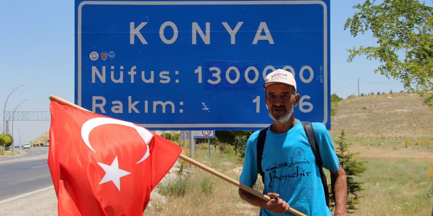 Elinde Türk Bayrağıyla Ankara’ya yürüyen yaşlı adam Konya’ya geldi