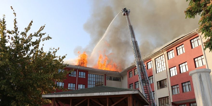 Mahmut Sami Ramazanoğlu İmam Hatip Lisesi'nin Çatısı Yandı