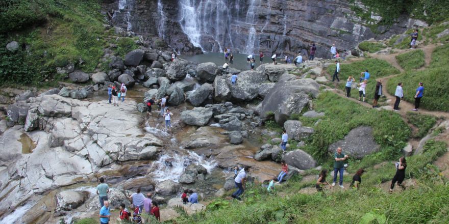 Mençuna Şelalesi görenleri kendisine hayran bırakıyor