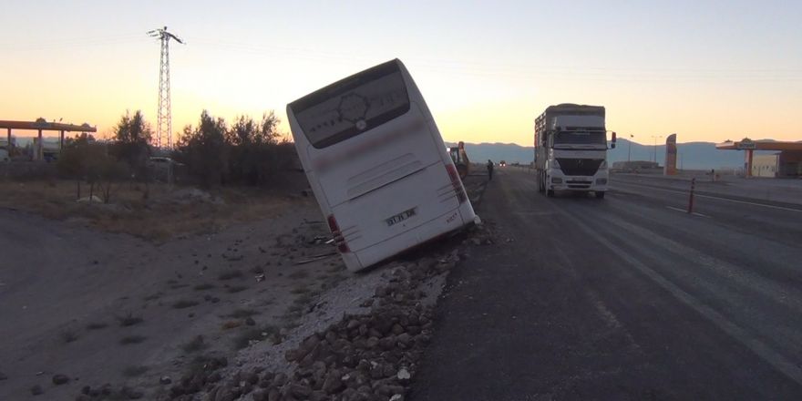 Yolcu otobüsü kamyona çarptı: 1 ölü, 20 yaralı 