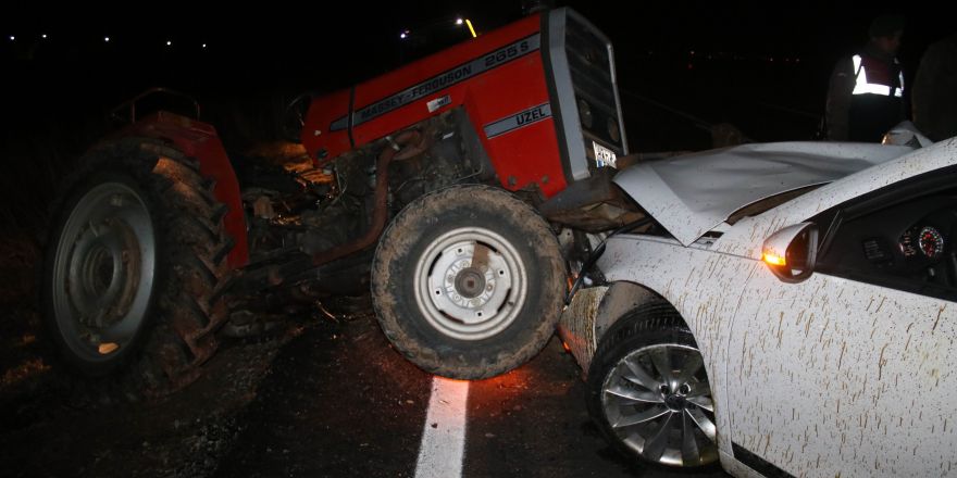 Otomobil traktöre arkadan çarptı: 2 yaralı