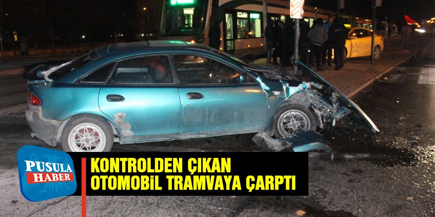 Kontrolden çıkan otomobil tramvaya çarptı