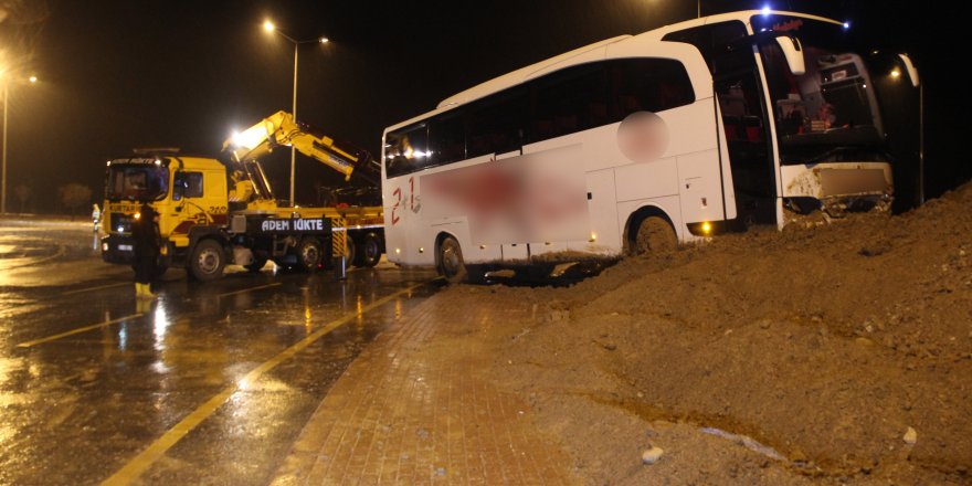 Yolcu otobüsü toprağa saplandı