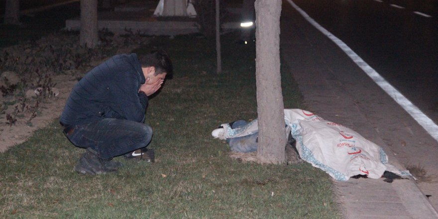 Kazada ölen arkadaşının cenazesinin başında gözyaşlarını boğuldu