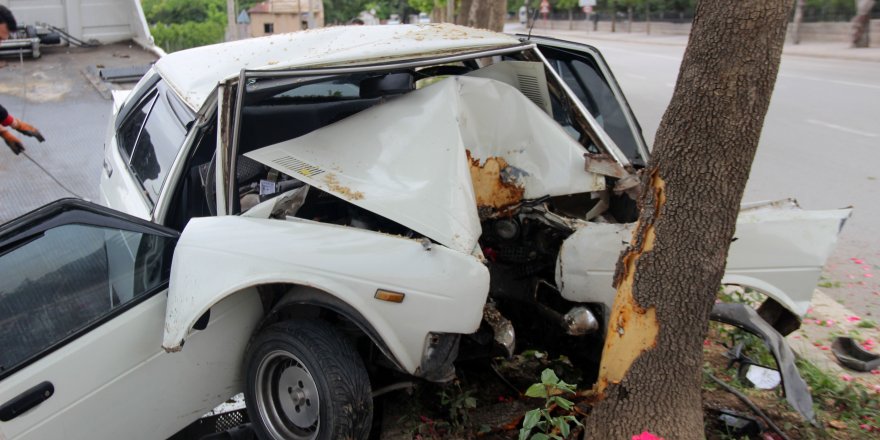 Ağaca çarparak hurdaya dönen otomobilden yaralı olarak kurtuldu