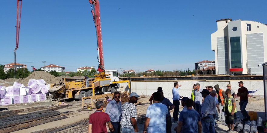 Öğretmenevi inşaatında beton kalıplar çöktü