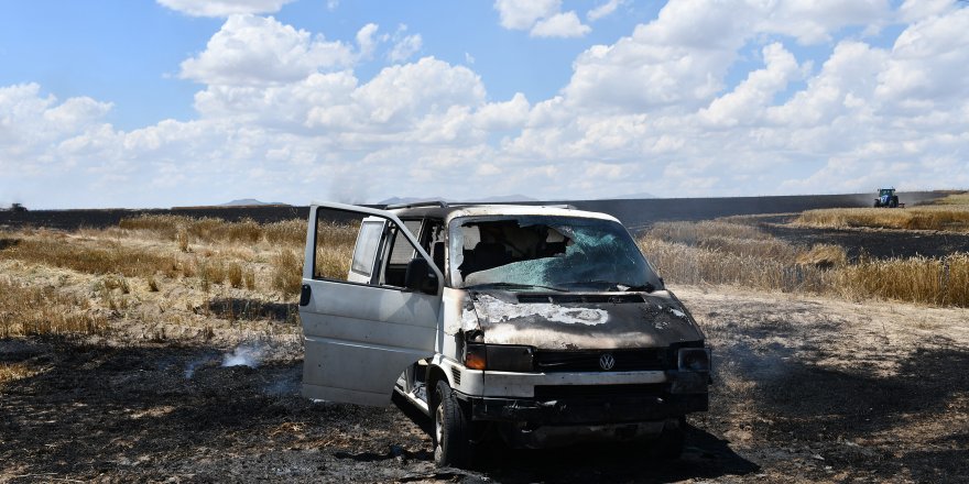 Tarladaki yangında alevlerin ortasında kaldı