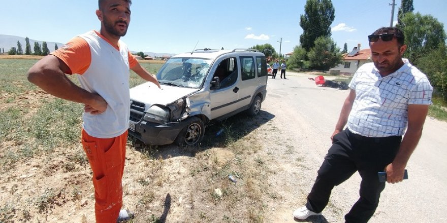 Hafif ticari araçla motosiklet çarpıştı: 1 ölü