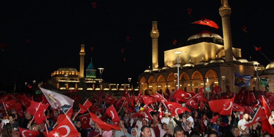 15 Temmuz’un yıldönümünde binlerce kişi Mevlana Meydanı’na akın etti