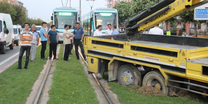 'U' dönüşü yapmak isteyen kurtarıcı, tramvay seferlerini 1 saat aksattı