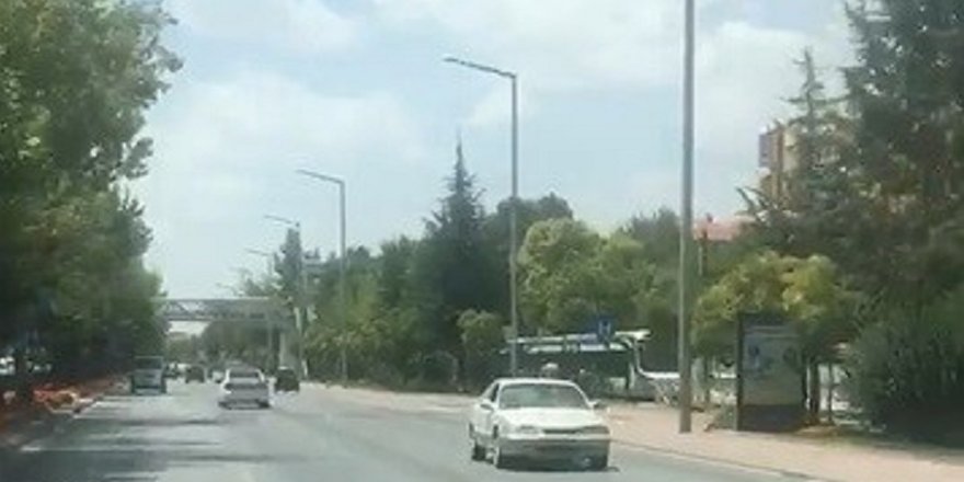 Trafikte geri geri giden otomobili görenler şaşkına döndü