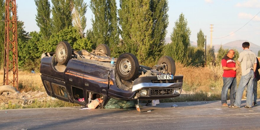 Otomobille kamyonetin çarpıştığı kaza güvenlik kamerasında