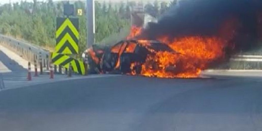 Bariyere çarpan lüks otomobil alev alev yandı